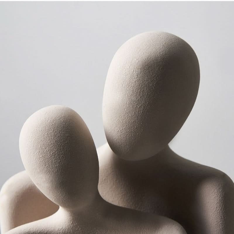 Sculpture moderne symbolisant la connexion et la tendresse