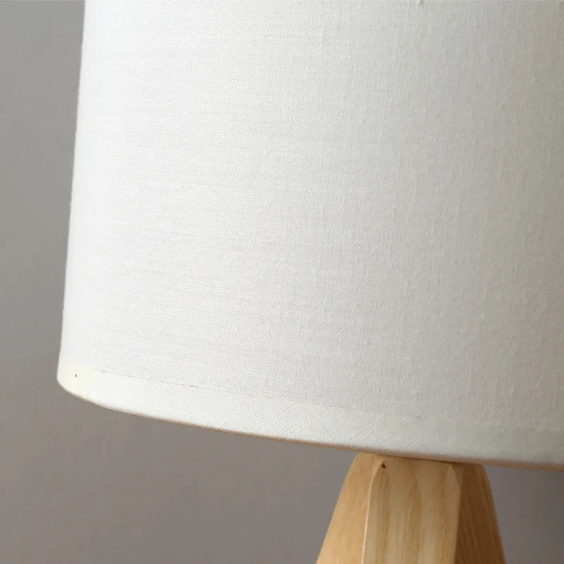 Lampe de table en bois au design moderne