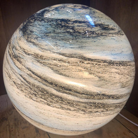 Lampe de table LED en verre inspirée de la lune avec motif cosmique