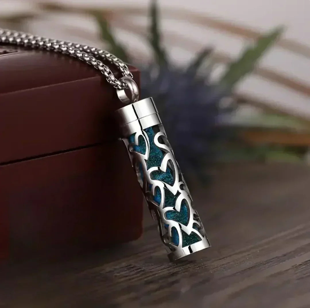 1+1 Gratuit | Collier parfumé pour femmes avec pendentif | Acier inoxydable hypoallergénique | Avec tampons parfumés | 60 cm ajustable