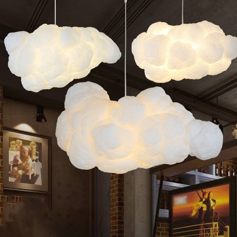 Lampe de plafond stylée avec deux abat-jours de couleur blanche