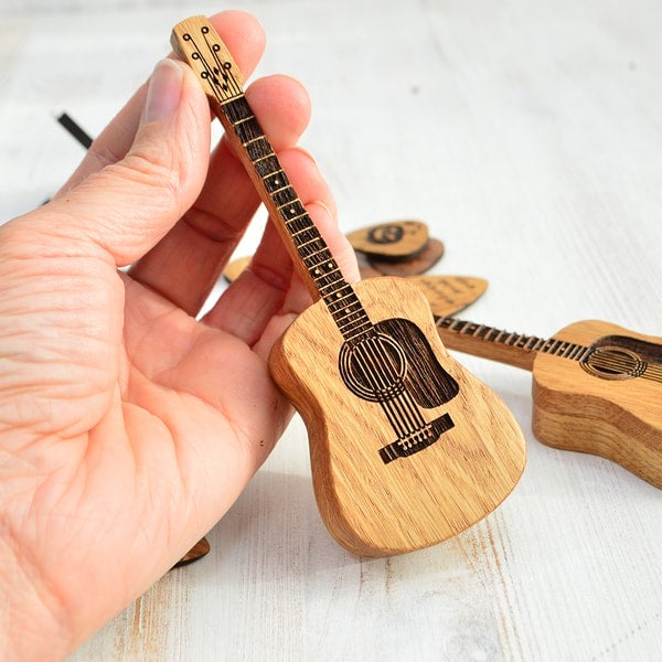 50% DE RÉDUCTION | GuitarHolder™ | Support pour médiators +3 Médiators Gratuits