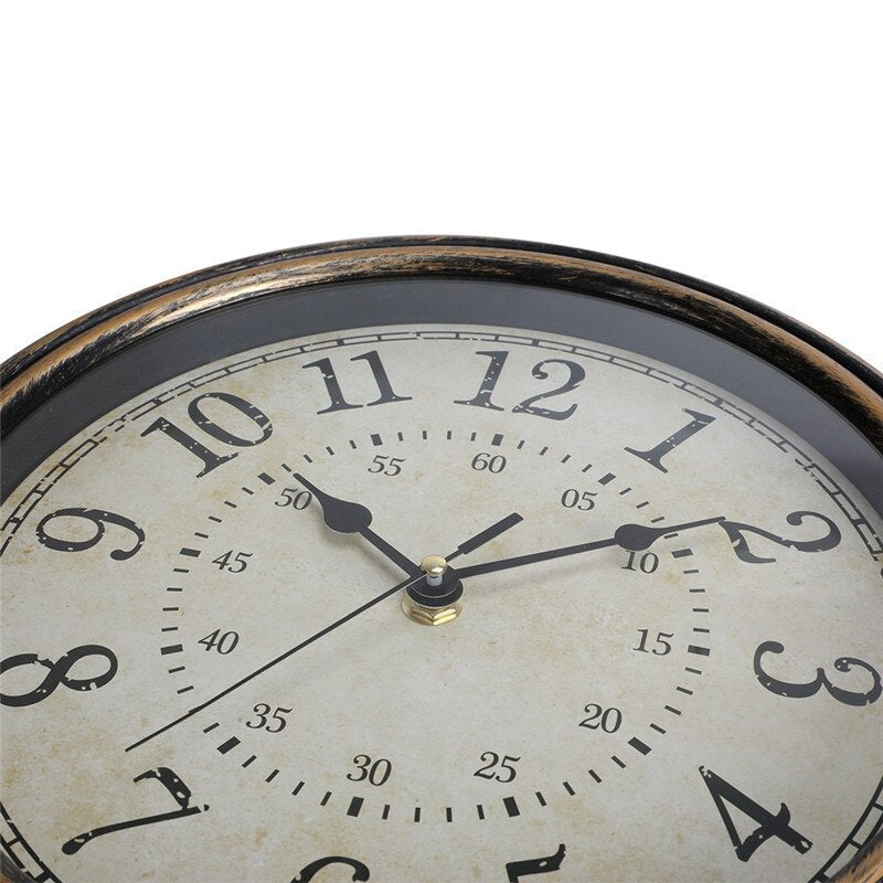 Horloge murale antique en plastique