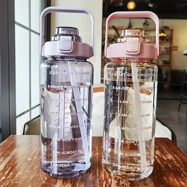 BOUTEILLE D'EAU PORTABLE 2L AVEC PAILLE ET MARQUAGE DU TEMPS POUR LE SPORT ET LA FITNESS