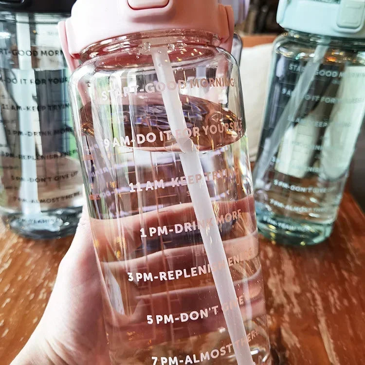 BOUTEILLE D'EAU PORTABLE 2L AVEC PAILLE ET MARQUAGE DU TEMPS POUR LE SPORT ET LA FITNESS