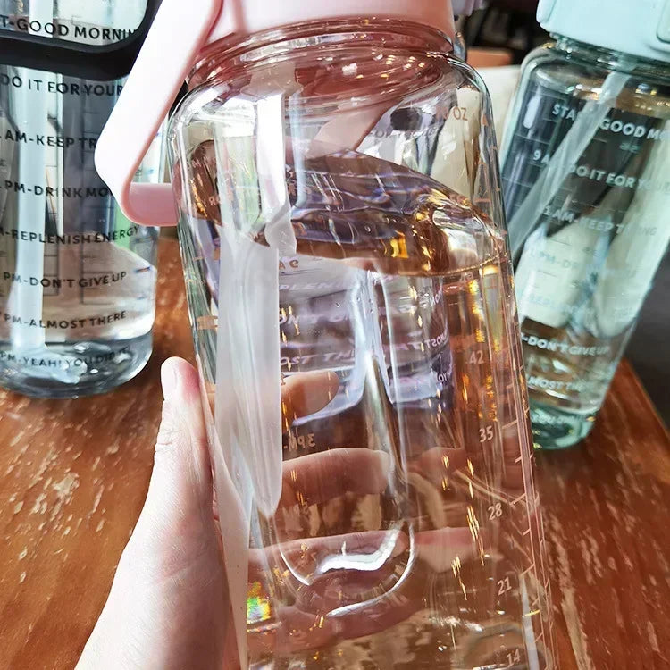 BOUTEILLE D'EAU PORTABLE 2L AVEC PAILLE ET MARQUAGE DU TEMPS POUR LE SPORT ET LA FITNESS