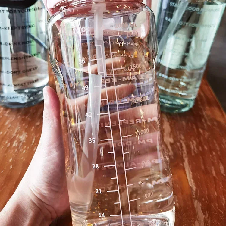 BOUTEILLE D'EAU PORTABLE 2L AVEC PAILLE ET MARQUAGE DU TEMPS POUR LE SPORT ET LA FITNESS