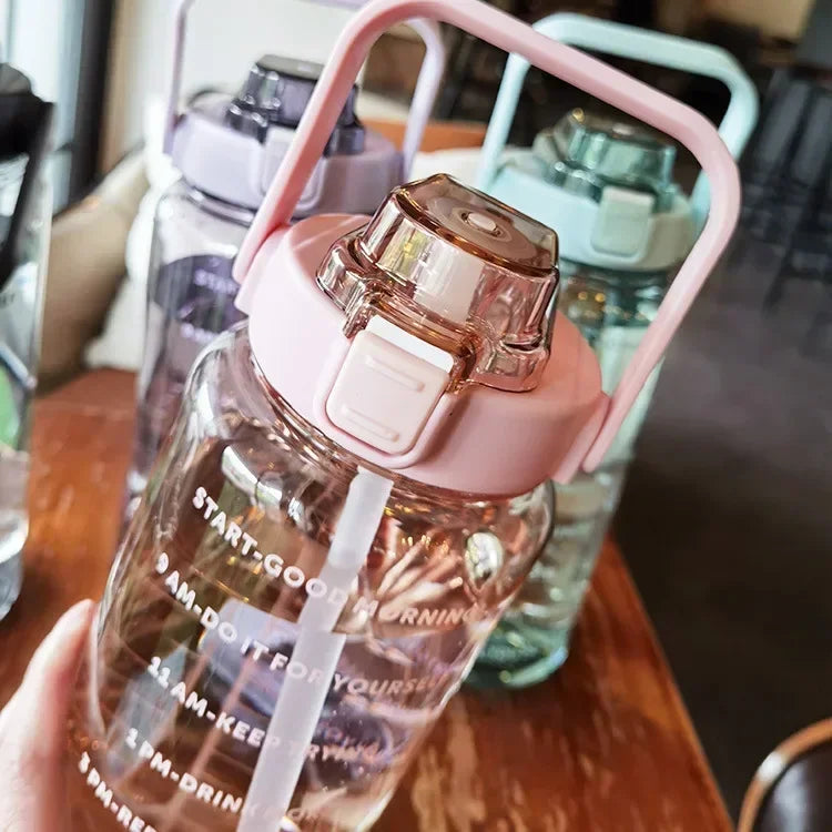 BOUTEILLE D'EAU PORTABLE 2L AVEC PAILLE ET MARQUAGE DU TEMPS POUR LE SPORT ET LA FITNESS