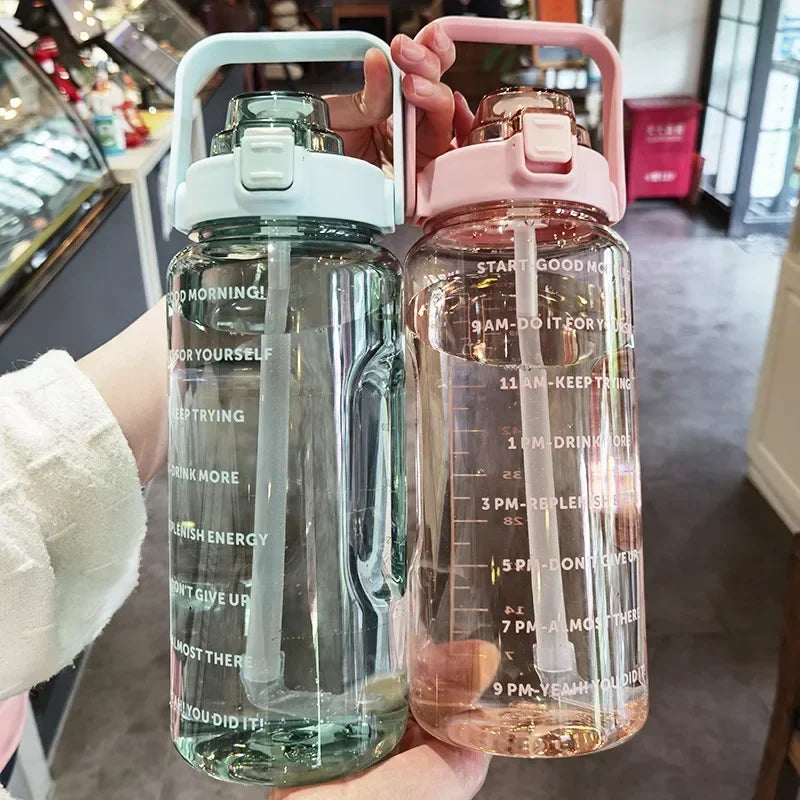 BOUTEILLE D'EAU PORTABLE 2L AVEC PAILLE ET MARQUAGE DU TEMPS POUR LE SPORT ET LA FITNESS