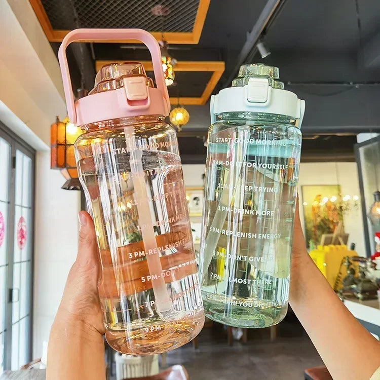 BOUTEILLE D'EAU PORTABLE 2L AVEC PAILLE ET MARQUAGE DU TEMPS POUR LE SPORT ET LA FITNESS