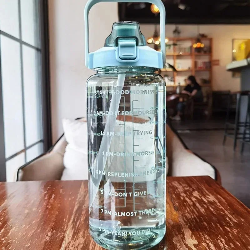 BOUTEILLE D'EAU PORTABLE 2L AVEC PAILLE ET MARQUAGE DU TEMPS POUR LE SPORT ET LA FITNESS