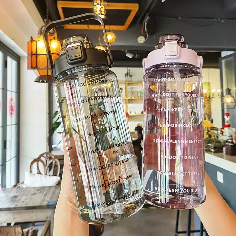 BOUTEILLE D'EAU PORTABLE 2L AVEC PAILLE ET MARQUAGE DU TEMPS POUR LE SPORT ET LA FITNESS