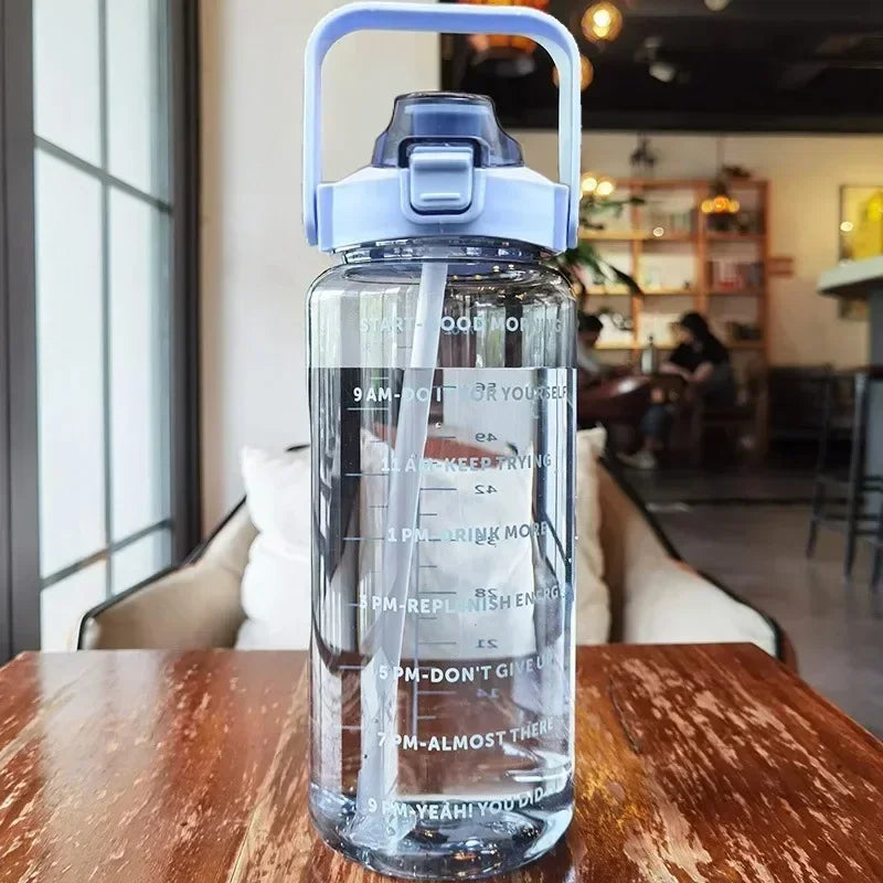 BOUTEILLE D'EAU PORTABLE 2L AVEC PAILLE ET MARQUAGE DU TEMPS POUR LE SPORT ET LA FITNESS