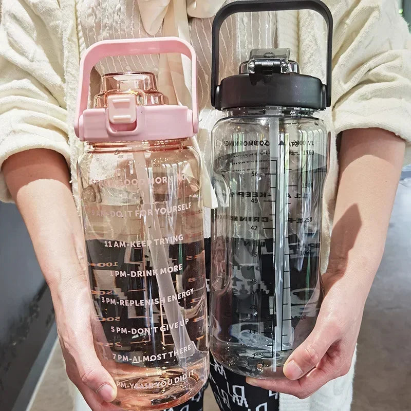 BOUTEILLE D'EAU PORTABLE 2L AVEC PAILLE ET MARQUAGE DU TEMPS POUR LE SPORT ET LA FITNESS