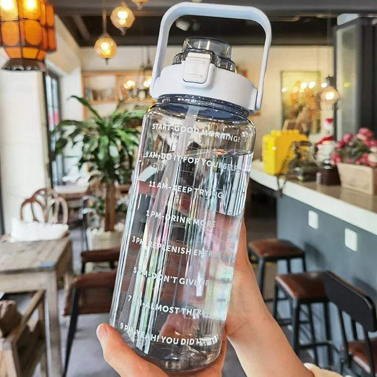 BOUTEILLE D'EAU PORTABLE 2L AVEC PAILLE ET MARQUAGE DU TEMPS POUR LE SPORT ET LA FITNESS