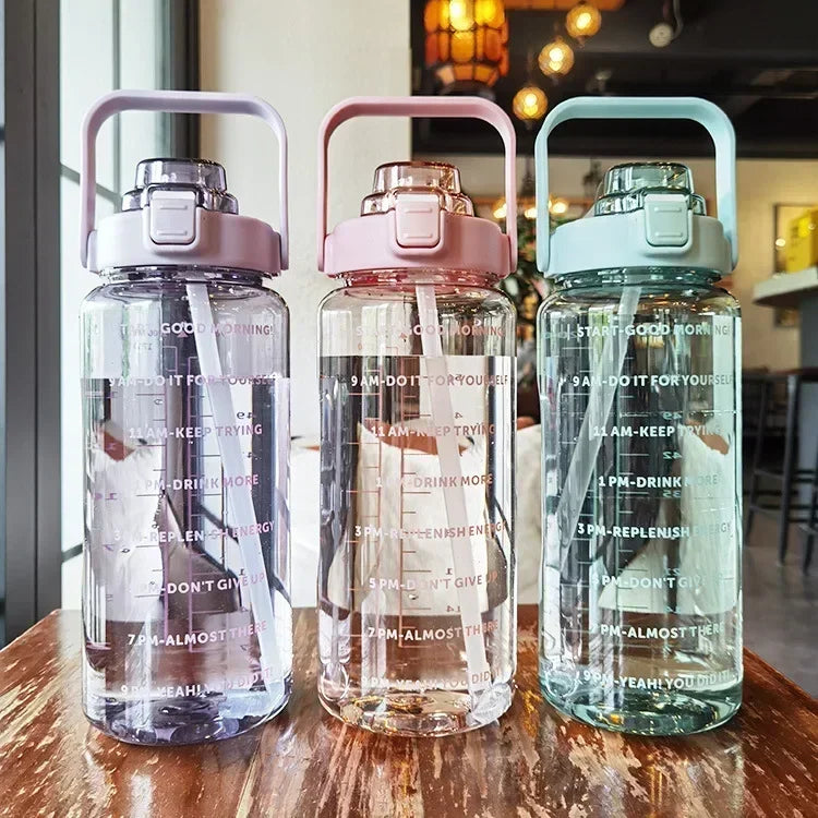 BOUTEILLE D'EAU PORTABLE 2L AVEC PAILLE ET MARQUAGE DU TEMPS POUR LE SPORT ET LA FITNESS