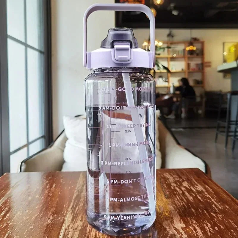 BOUTEILLE D'EAU PORTABLE 2L AVEC PAILLE ET MARQUAGE DU TEMPS POUR LE SPORT ET LA FITNESS