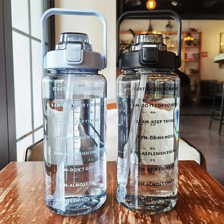 BOUTEILLE D'EAU PORTABLE 2L AVEC PAILLE ET MARQUAGE DU TEMPS POUR LE SPORT ET LA FITNESS
