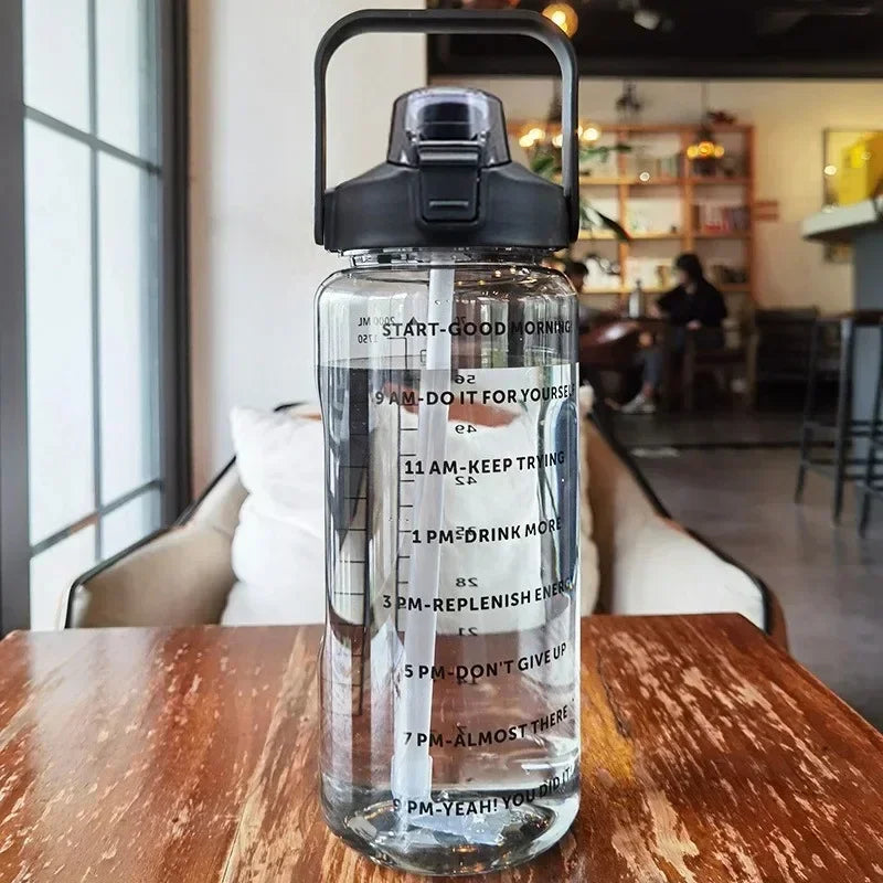 BOUTEILLE D'EAU PORTABLE 2L AVEC PAILLE ET MARQUAGE DU TEMPS POUR LE SPORT ET LA FITNESS