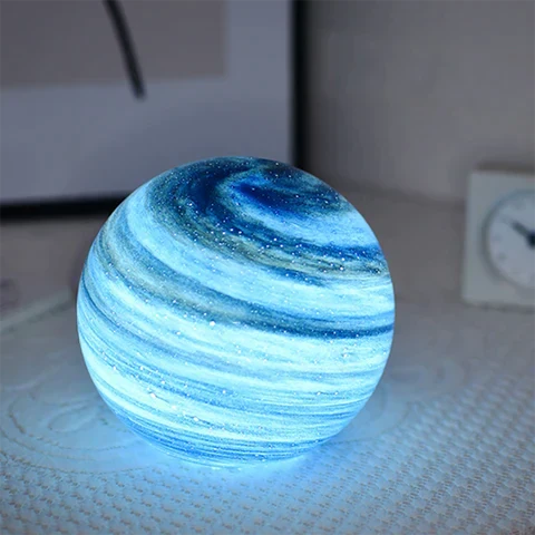 Lampe de table LED en verre inspirée de la lune avec motif cosmique