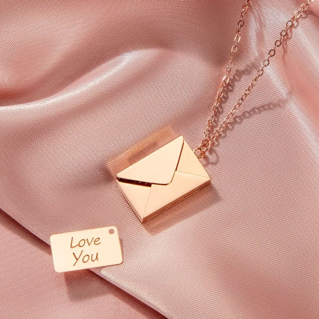 Collier en forme d'enveloppe secrète avec un message d'amour caché