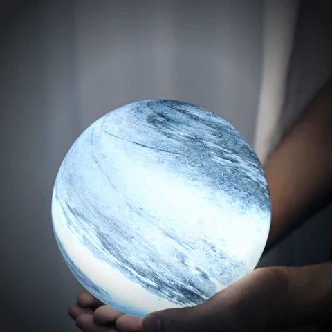 Lampe de table LED en verre inspirée de la lune avec motif cosmique