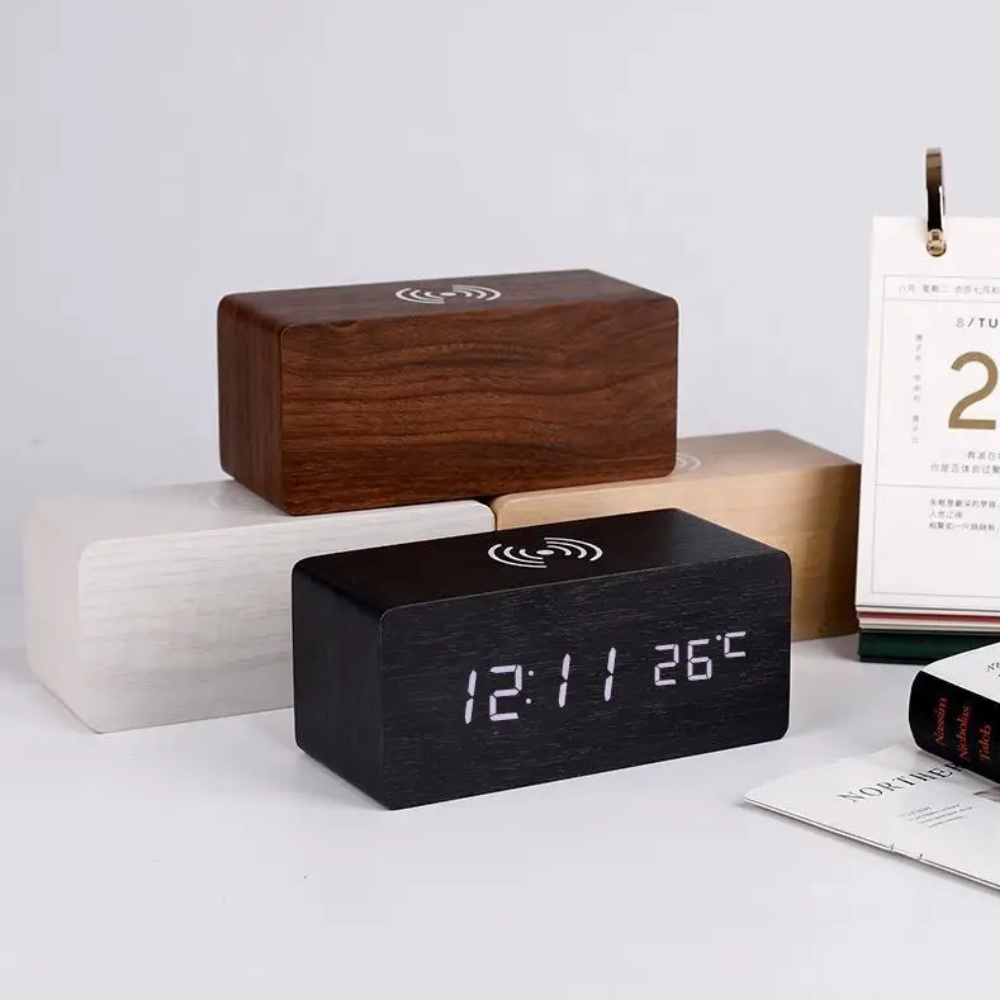 Réveil Numérique en Bois Élégant avec Charge Sans Fil et Activation Vocale