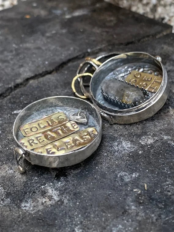 Médaille en argent | Fabriquée à la main à partir d'argent recyclé | Triple lune & arbre de vie | Avec cristal de roche