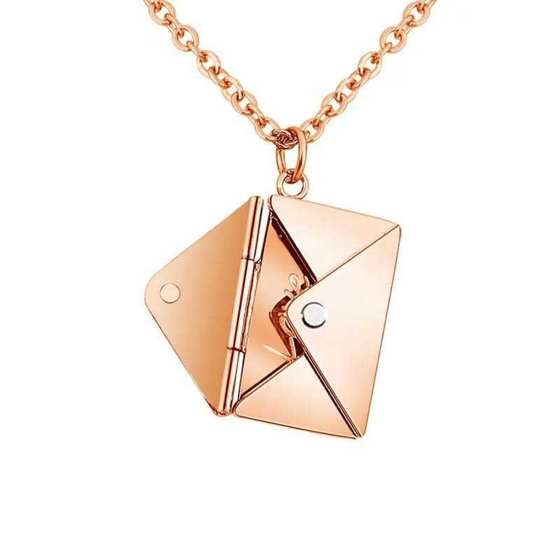 Collier en forme d'enveloppe secrète avec un message d'amour caché