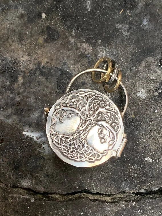 Médaille en argent | Fabriquée à la main à partir d'argent recyclé | Triple lune & arbre de vie | Avec cristal de roche