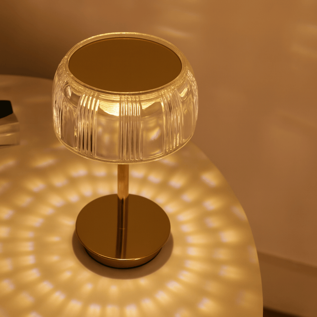 Lampe de table avec un abat-jour en dôme strié et un pied élancé