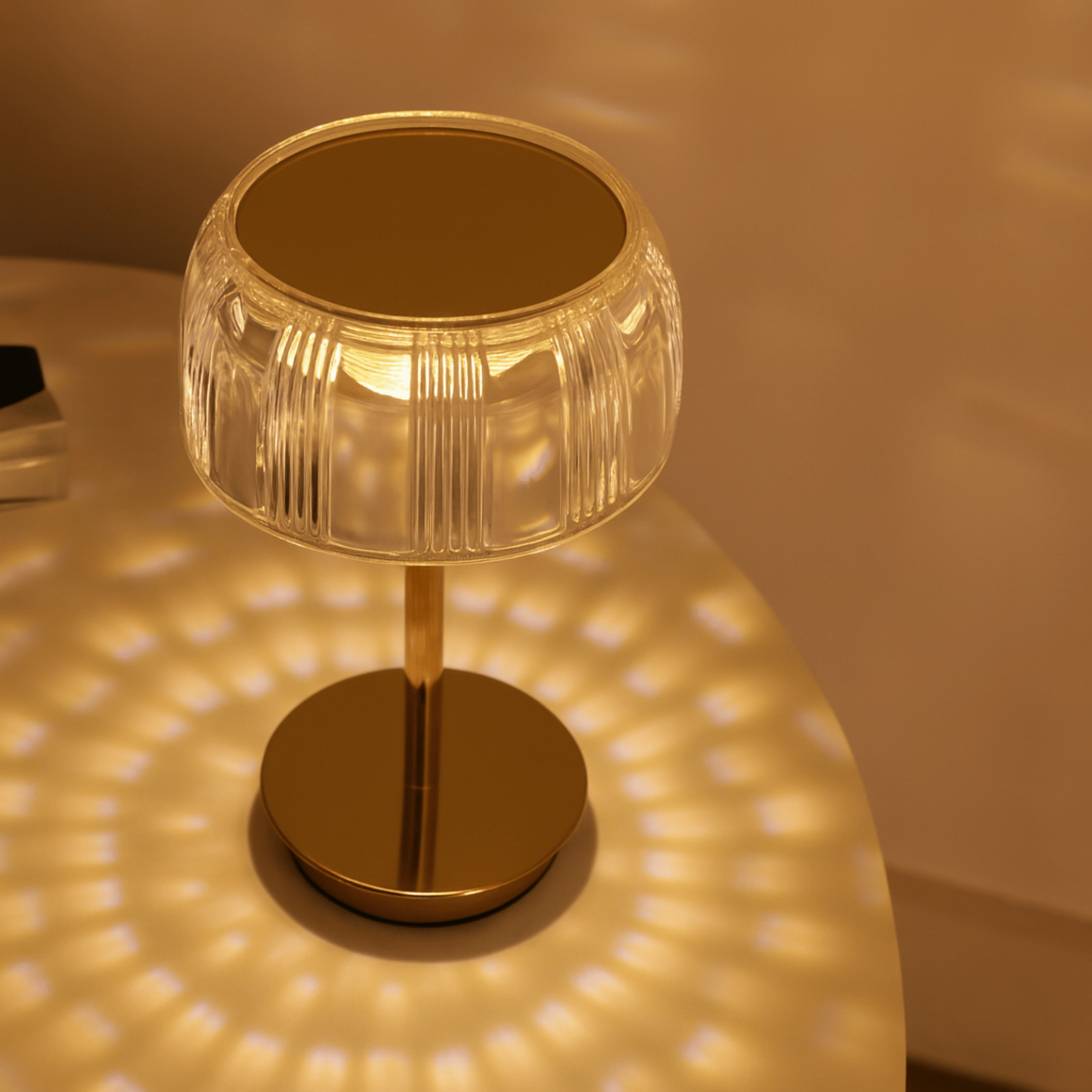 Lampe de table avec un abat-jour en dôme strié et un pied élancé