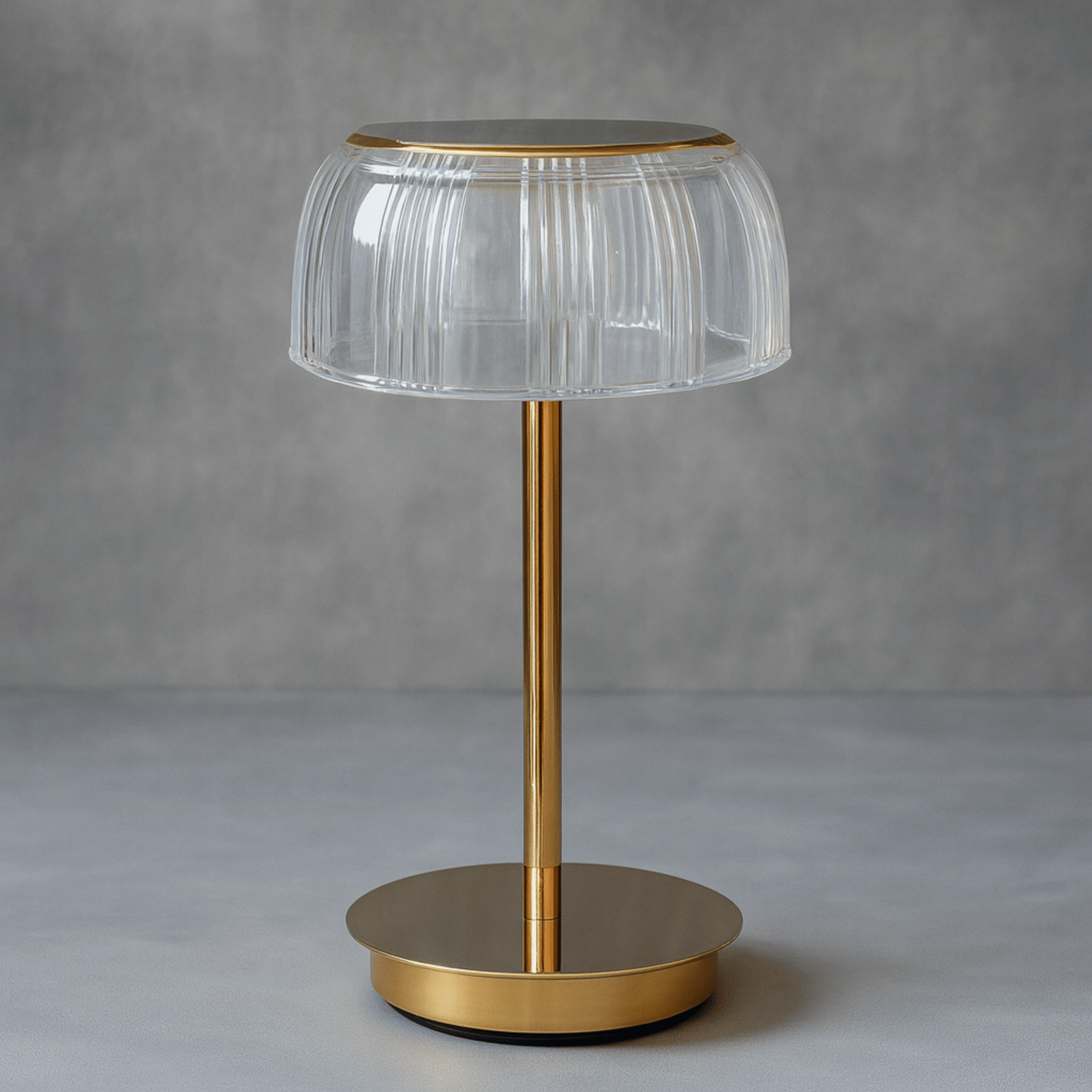 Lampe de table avec un abat-jour en dôme strié et un pied élancé