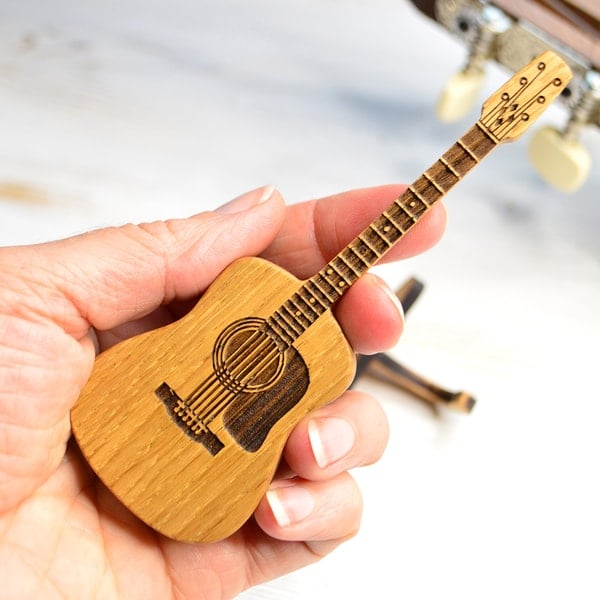 50% DE RÉDUCTION | GuitarHolder™ | Support pour médiators +3 Médiators Gratuits