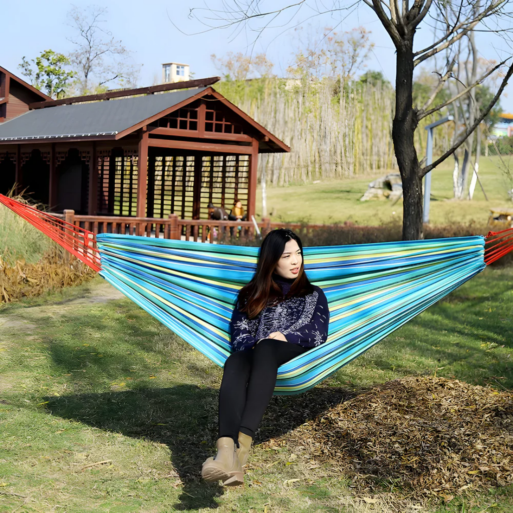 Hamac de jardin coloré en tissu rayé pour se détendre