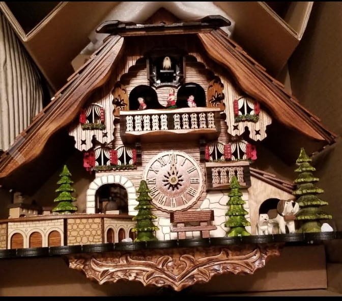 Horloge à coucou traditionnelle | Fabriquée à la main en bois de la Forêt-Noire | Design chalet avec musique et figurines