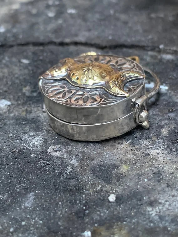 Médaille en argent | Fabriquée à la main à partir d'argent recyclé | Triple lune & arbre de vie | Avec cristal de roche