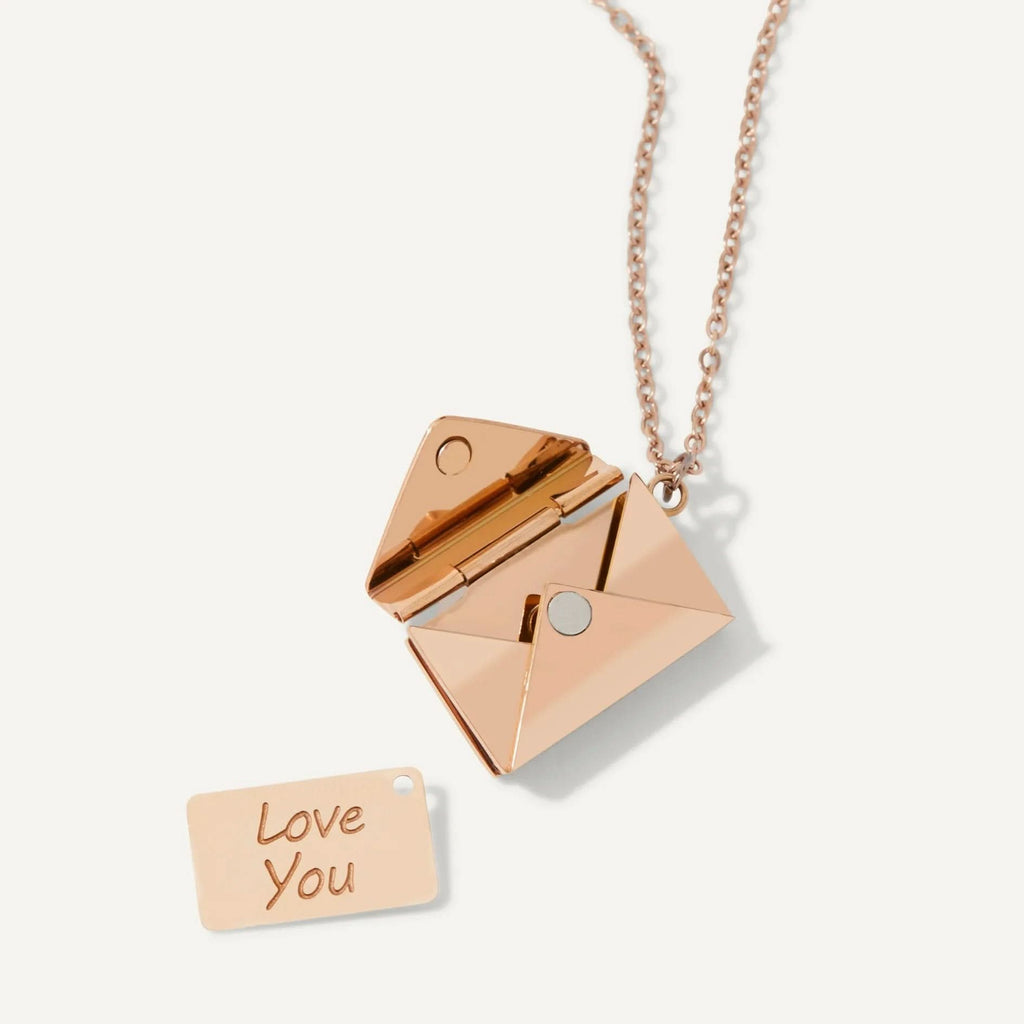 Collier en forme d'enveloppe secrète avec un message d'amour caché