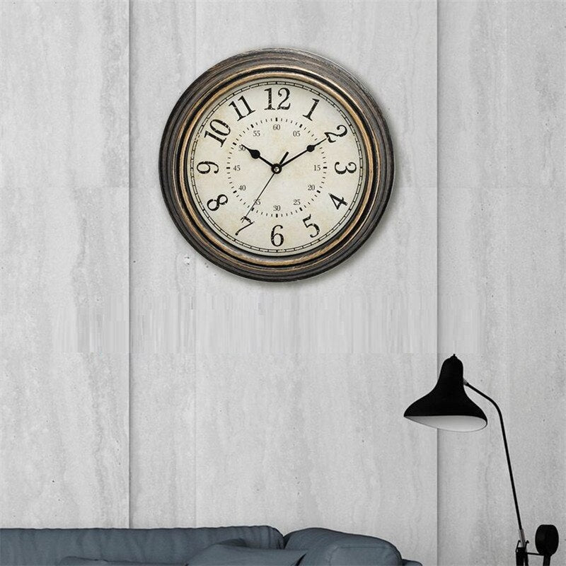 Horloge murale antique en plastique