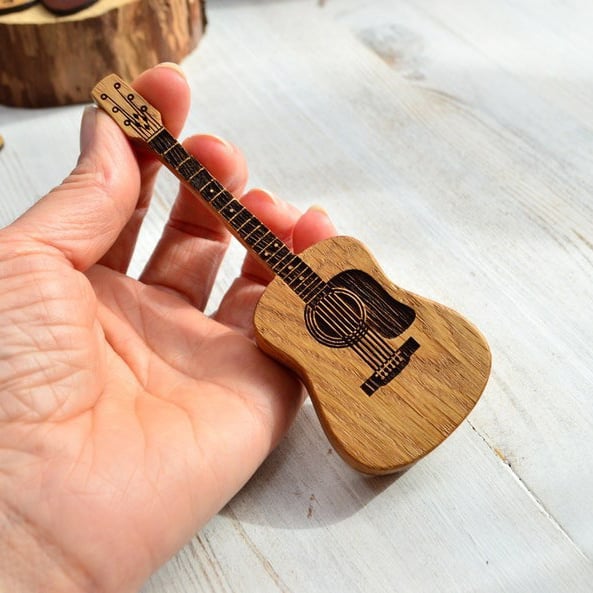 50% DE RÉDUCTION | GuitarHolder™ | Support pour médiators +3 Médiators Gratuits