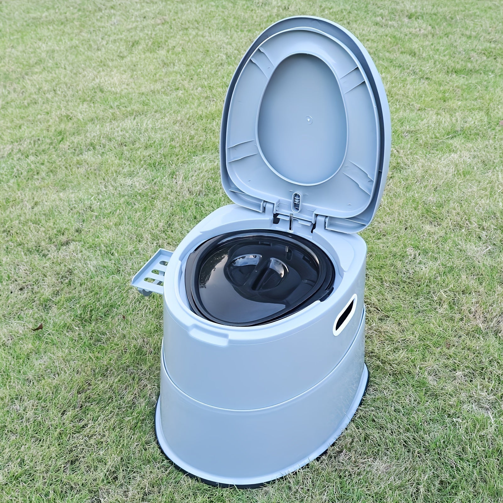 Toilettes Portables Grises en PVC - Confortables et Pratiques pour le Camping et les Situations d'Urgence