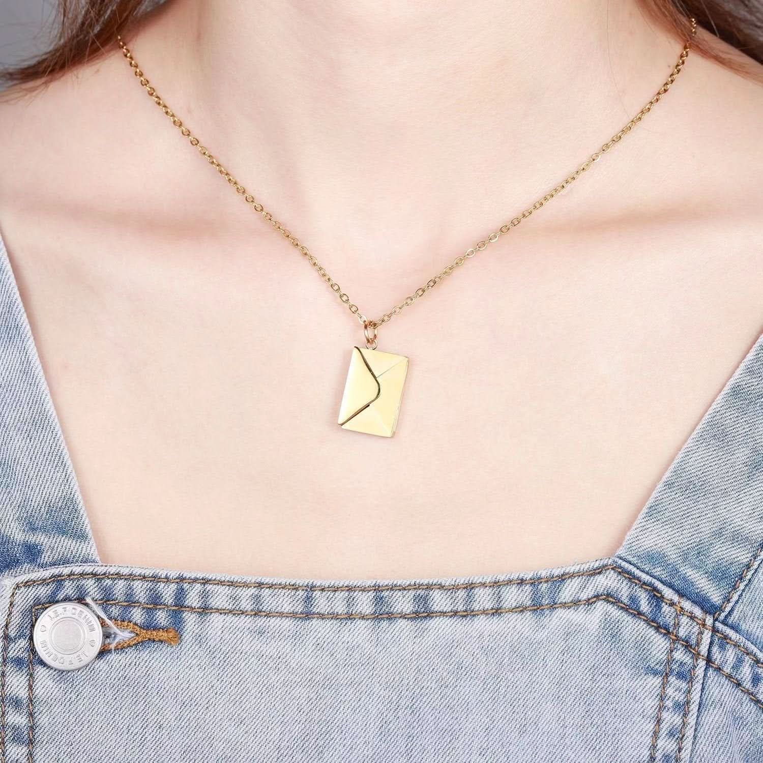 Collier en forme d'enveloppe secrète avec un message d'amour caché