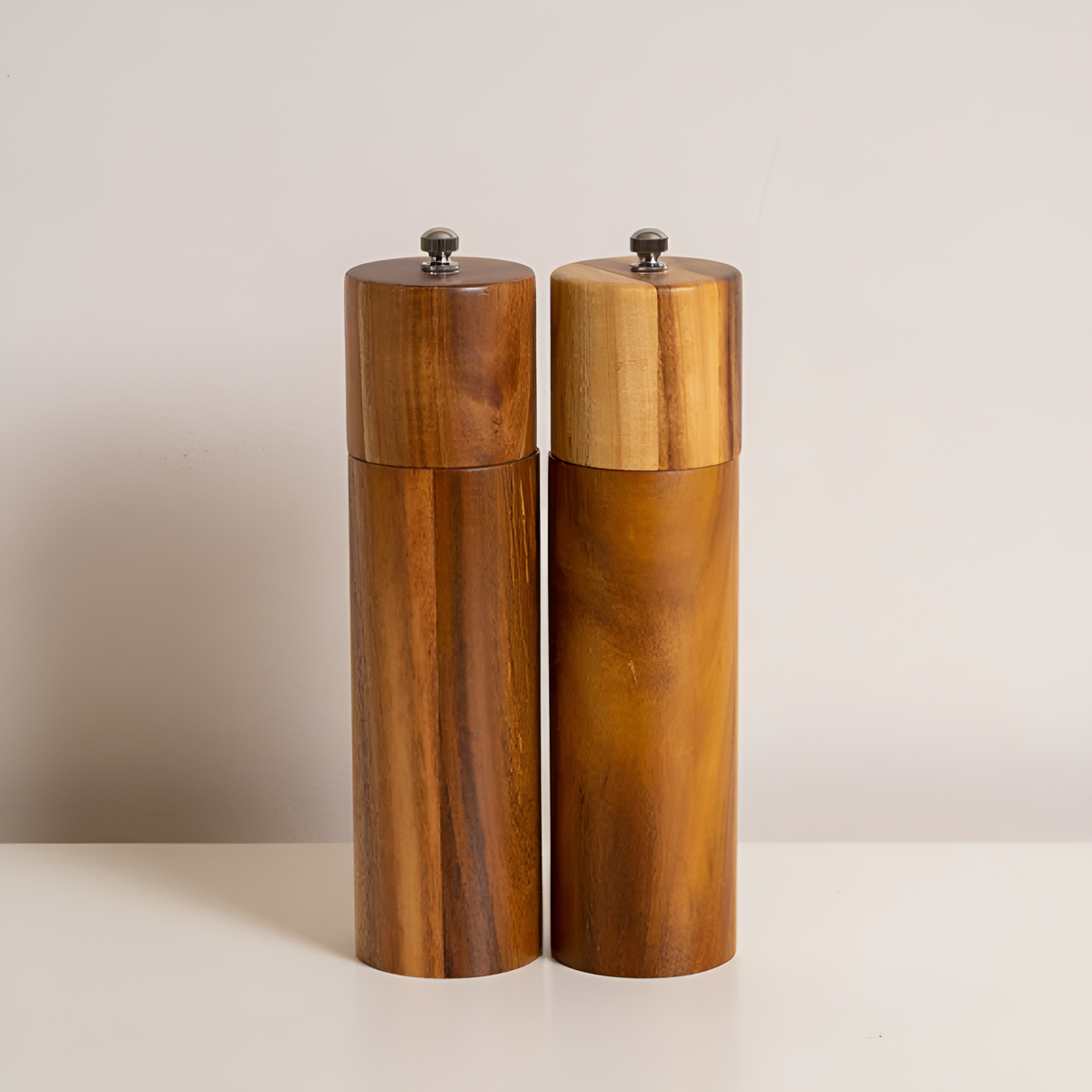 Moulins à épices en bois minimalistes