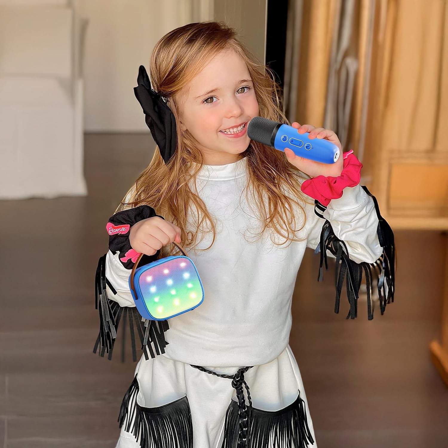 Skanto | Mini machine à karaoké portable avec haut-parleur Bluetooth et 2 microphones sans fil – Veylo