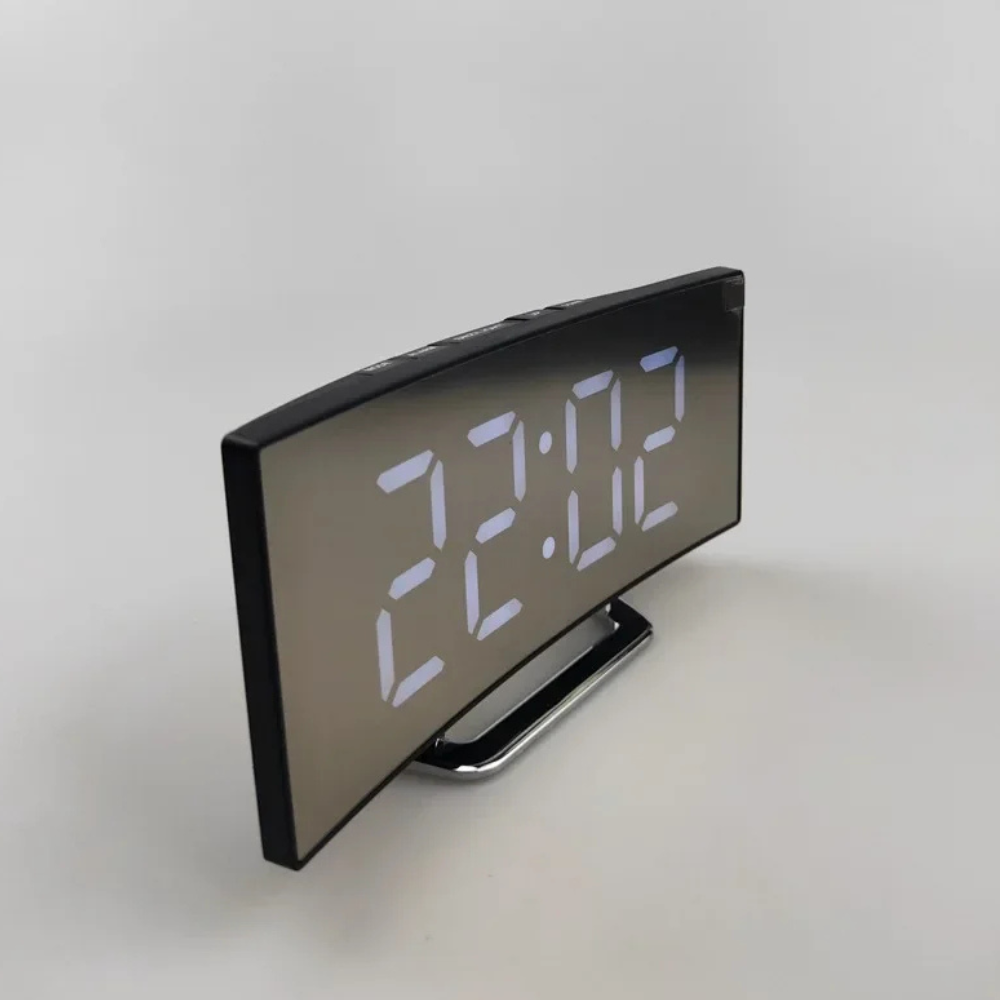 Réveil numérique LED incurvé élégant avec fonction de réglage de la luminosité