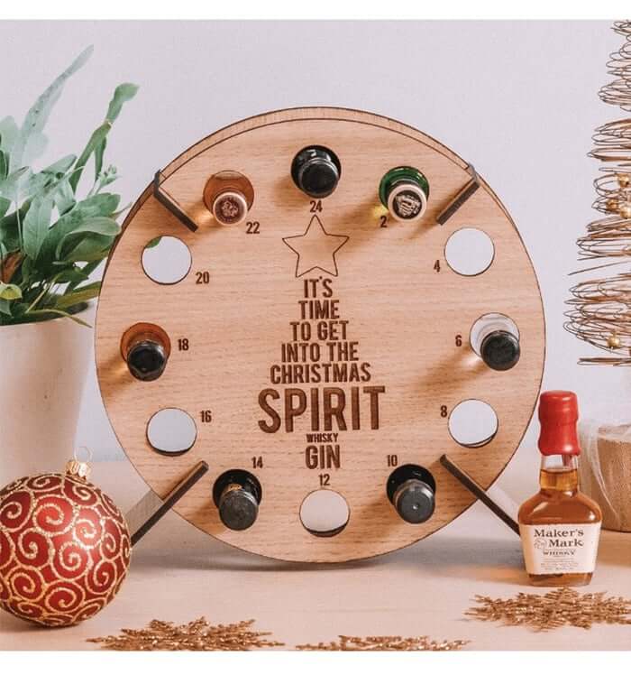 Calendrier de l'Avent en bois | Forme de sapin de Noël | Remplissable avec de la bière, du vin et des mini-bouteilles