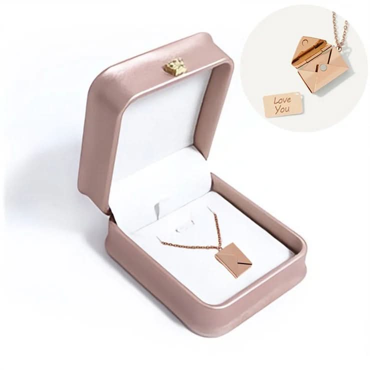 Collier en forme d'enveloppe secrète avec un message d'amour caché