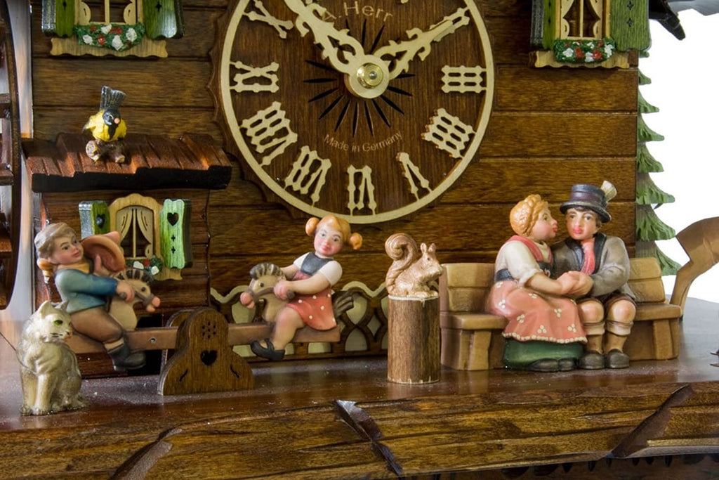 Horloge à coucou traditionnelle | Fabriquée à la main en bois de la Forêt-Noire | Design chalet avec musique et figurines