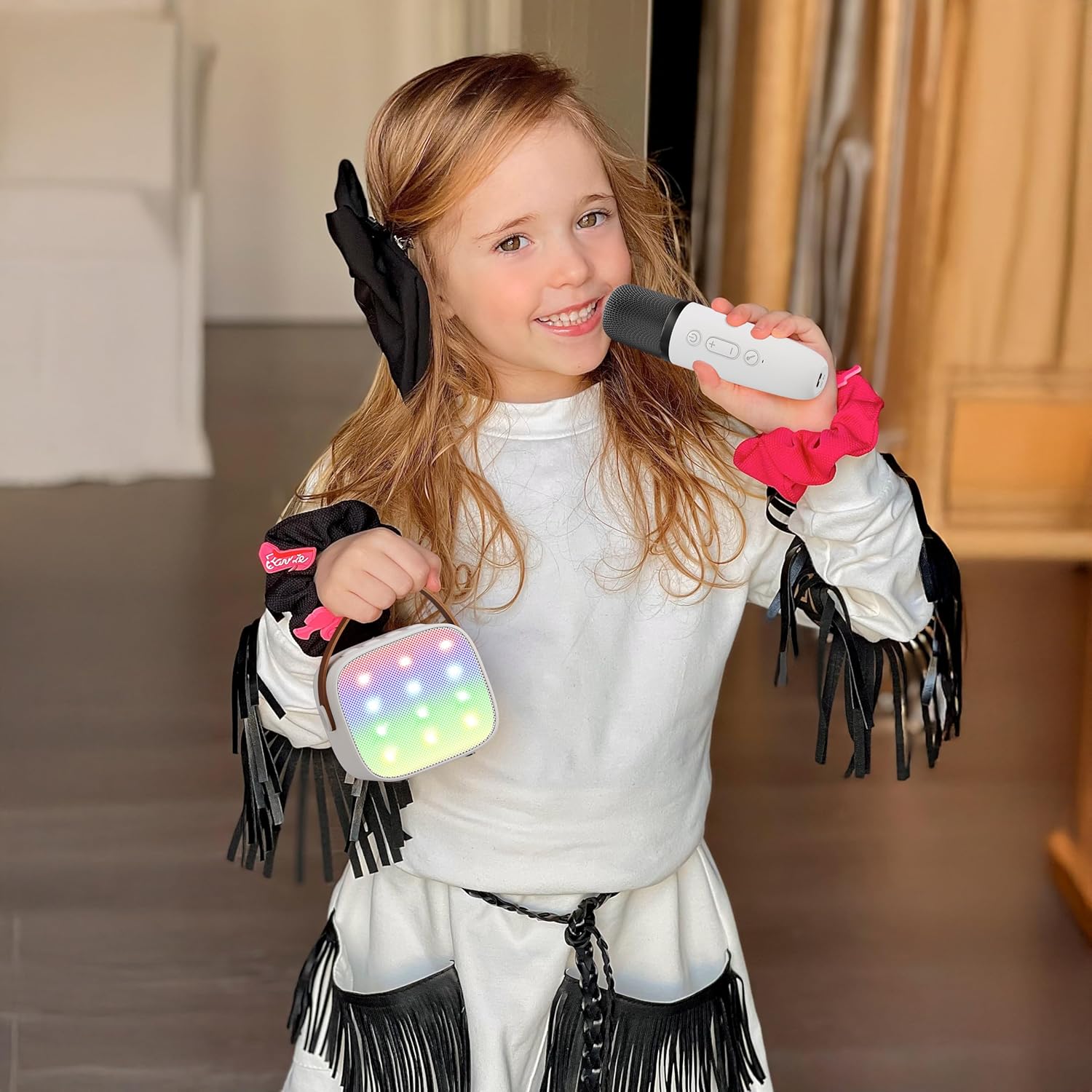 Skanto | Mini machine à karaoké portable avec haut-parleur Bluetooth et 2 microphones sans fil – Veylo