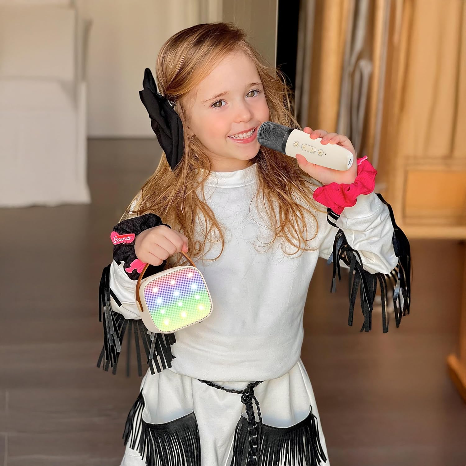Skanto | Mini machine à karaoké portable avec haut-parleur Bluetooth et 2 microphones sans fil – Veylo